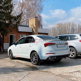 BLACKOUT EDITION. Спойлер лип крашенный Черный глянец Skoda Rapid II Gen (2020 - 2024 - по настоящее время) + УСТАНОВОЧНЫЙ КОМПЛЕКТ