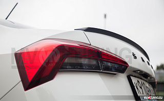 BLACKOUT EDITION. Спойлер лип крашенный Черный глянец Skoda Rapid II Gen (2020 - 2024 - по настоящее время) + УСТАНОВОЧНЫЙ КОМПЛЕКТ